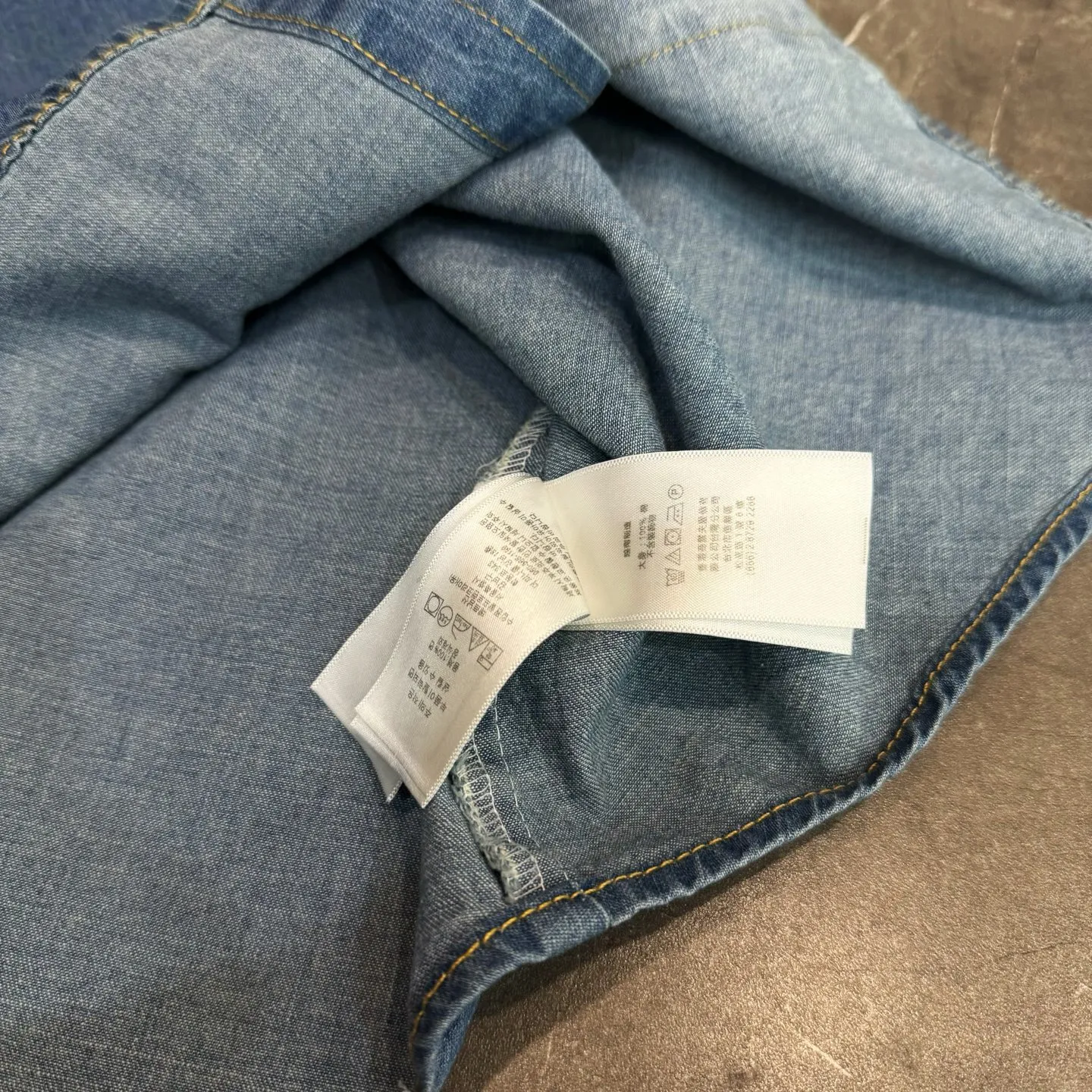 P210 model number Y56 Raff war horse small label embroidered denim shirt. Multiple designs. Fundraising for half a month. Made with conscience. 280 grams of high-quality pure cotton bamboo denim shirt fabric. Customized original laser letter buttons. Internet celebrity hot style. Imported machine. Full genuine embroidery small label. Large factory flow workmanship. Neat and orderly needlework. Loose os version. Versatile style. Couple style. Tag. Hanging grain. Washed. Main wheat. Packaging. Full set of accessories📦 All details are real shots without beauty filters. Buy with confidence📷 colour: denim blue size: s m l xl